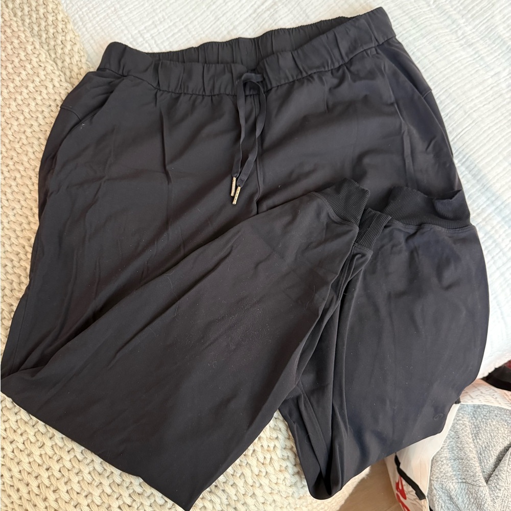 black lululemon joggers